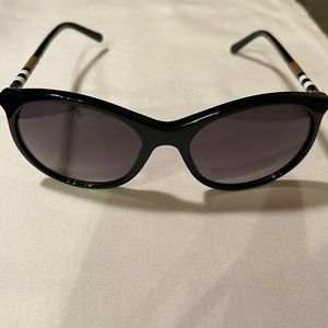 BURBERRY POLARIZED 4145 3001/T3 55 18 140 Women’s round shape,black/ gray lenses